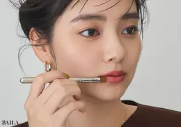 新川優愛　プロセス4　マットなローズ系リップはブラシ塗り