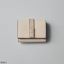 ロエベのミニ財布（7.8×10.2 ×3.8）￥88000／ロエベ ジャパン クライアントサービス(ロエベ)