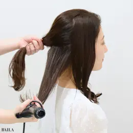 後ろ半分の髪は、上下1/3くらいずつに分けて、下1/3から巻いていき、真ん中1/3、上1/3と順番に。