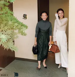 （右）ニット￥13970・パンツ￥19910／アンクレイヴ（アンクレイヴ ホワイト）　その他／本人私物　 （左）カットソー￥8910／アンクレイヴ（アンクレイヴ ホワイト）　その他／本人私物