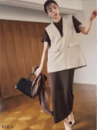 ベージュのジレを主役に抜擢。上品になじむのはブラウンだからこそ