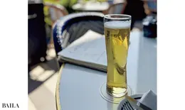 テラス席でお酒を飲む。