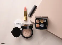 上から時計回り：ルージュ アリュール ヴェルヴェット 76 ¥6270、レ キャトル オンブル ブトン 229(数量限定品) ¥11880、プードゥル ユニヴェルセル リーブル オン-ザ-ゴー 12 ¥9900／シャネル