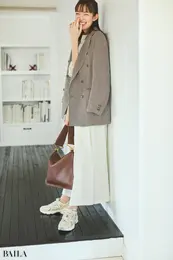 コーデになじんで抜け感も出るベージュスニーカー【BAILA今日のコーデ】