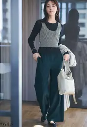 ゆったりとしたパンツとすっきりタイトなニットの対比で、フラット靴でも美脚がかなう 