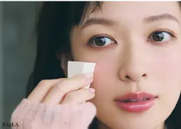 《1》Aのチークをブラシに混ぜ取り、一度ティッシュオフ。頰骨のいちばん高い位置を支点に、左右にブラシでぼかす。楕円形をイメージすれば、頰をキュッと引き締め。