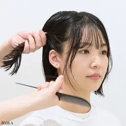 大城琴里さん サイド髪を手で取り、顔回りの髪をコームまたは指先で少しずつ引き出します。顔回りの肌をカバーするよう、引き出した毛束を垂らします。