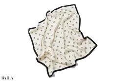 スカーフ（80×80）￥44000／ショールーム ロイト（バイ・マレーネ・ビルガー）