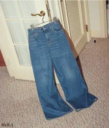 クロエの「ハイライズ ワイドレッグ ジーンズ」