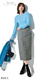 土屋巴瑞季　スカート￥25300／ロペ　ニット￥28600／リトルリーグ インク（エブール）　手に持ったジャケット￥39600／ゲストリスト（アッパーハイツ）　ネックレス￥86900／マリハ　バッグ￥79200／アマン（マエストソ）　靴下￥1100／タビオ（靴下屋）　靴 ￥36300／ジーエイチバス 東京（ジーエイチバス）