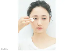 《2》目のキワ、口まわりはパフを折り曲げて