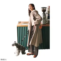 愛犬とのお出かけは可愛げのあるニットフーディが適役【BAILA今日のコーデ】