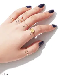 繊細なのに存在感もある おしゃれ上級の5指全部づけ