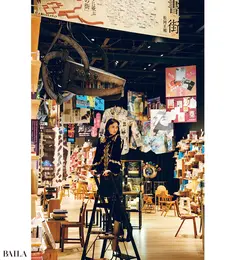 市川紗椰 「ブックス トリート」にて。「世界を読み解くための９ つの文脈」をもとに選書された2.5万冊の本 が、ずらりと並ぶ書棚は圧巻。ポップも にぎやか