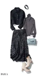 スカート￥26400／マイストラーダ プレスルーム（マイストラーダ）　ジャケット￥31900／ノーク　ニット￥29700／エイトン青山（エイトン）　カチューシャ￥9350／フーブス（イリスフォーセブン）　バッグ￥44000／ヴァジックジャパン（ヴァジック）　靴￥28600／ダイアナ 銀座本店（ダイアナ）