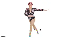 《2》片脚を斜め後ろに引き同じ側の腕を曲げる