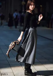 土屋巴瑞季　スカート￥80300／リトルリーグ インク（エブール）　ニット￥35200／フィルム（ソブ）　ピアス￥29700／フォーティーン ショールーム（モニス）　時計￥17600／クルース　ベルト￥14300／ウィムガゼット ルミネ新宿店（ザ ポーズ）　バッグ￥51700／エルディスト ショールーム（プンティ）　スカーフ￥22000／マニプリ　靴￥47300／プレインピープル青山（プレインピープル）