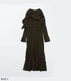 エブールでは今季、オーガニックコットンやリサイクルカシミヤを使ったLIVING LINEをスタート。日本橋、二子玉川の直営店で常時展開のほか、11/5（日）まで心斎橋店、11/10（金）〜11/26（日）銀座店＆名古屋店でも限定販売が決定。「肌触り最高なマキシワンピとカットソーはワンマイルにも」。ワンピース￥34100・カットソー￥23100／ebure 日本橋店（ebure）