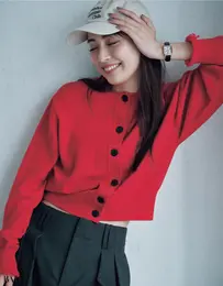 赤ニットが主役のネオプレッピースタイルに効くクラシックな正統派時計