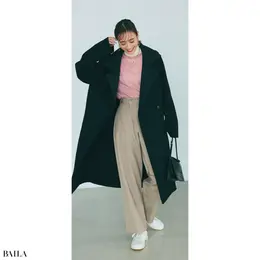 ほんのり可愛げのあるパンツコーデは白スニーカーのクリーンさを相棒に【BAILA今日のコーデ】