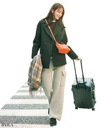 飛行機の移動もストレスフリーな ニットカーゴパンツが優能