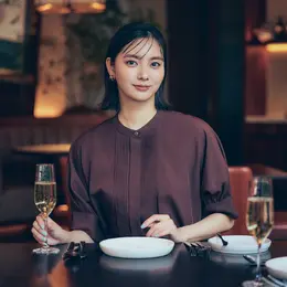 取引先との会食▶︎表情のあるレディな一着にネイビーパンツで知的さを上乗せ