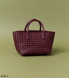 日本橋三越本店 本館1階 中央ホールにて12/12（火）まで開催中のポップアップストアにて、限定カラーのトートバッグを発売。「最近無性に惹かれるタイムレスなイントレチャートレザー。リッチな色合いにほれぼれする限定カラーのカバが本命です」（編集O）。