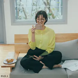 《Day4》リモートで打ち合わせの日はカラーカーデで画面映えを意識。すっぴん隠しのダテメも必須