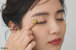 新川優愛　　プロセス１　ピンクベージュで上下まぶたをぐるりと囲む