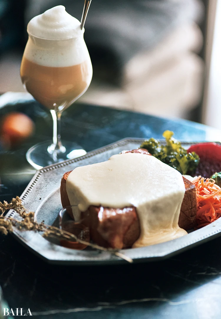 極厚鉄板チーズトースト(+ベーコン&サラダ) ¥2600