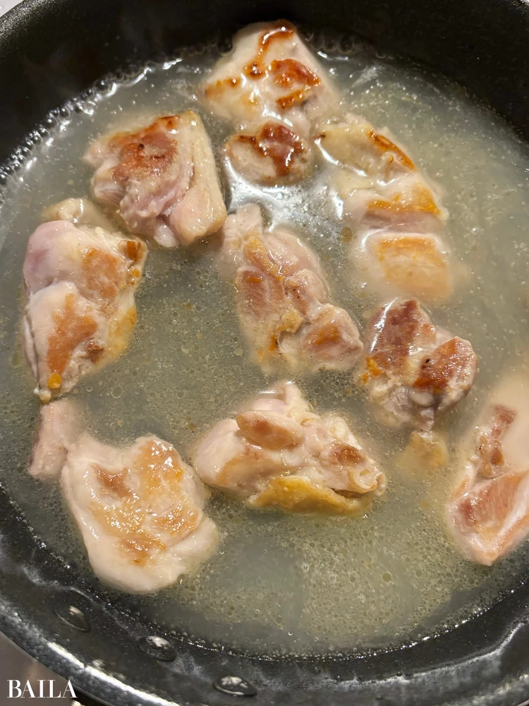 長谷川あかり　チキンレモンクレソン煮　たれを加えて煮込むところ