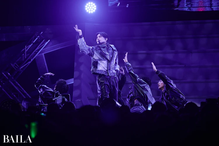 終盤はデニムジャケットとレザーパンツに身を包んだ中島健人