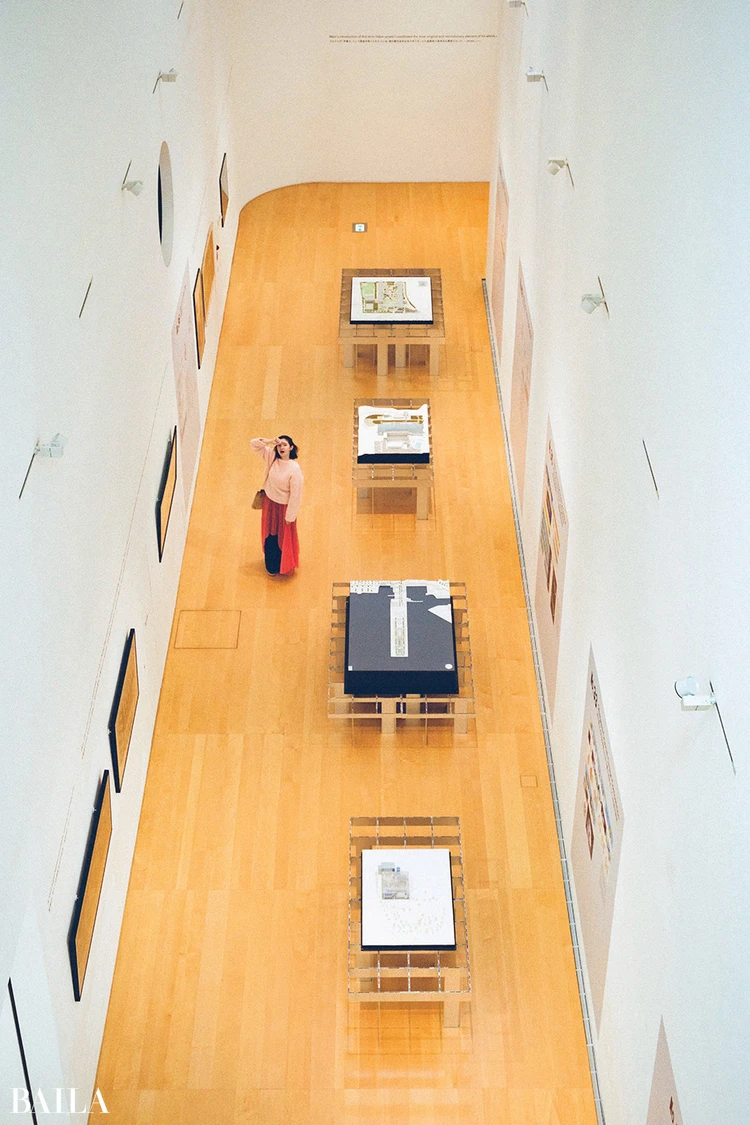 市川紗椰 「山本理顕展—コミュニティーと建築—」＠横須賀美術館 　通常は所蔵品展示を行う地階ギャラリーが会場に。吹き抜けの空間が気持ちいい