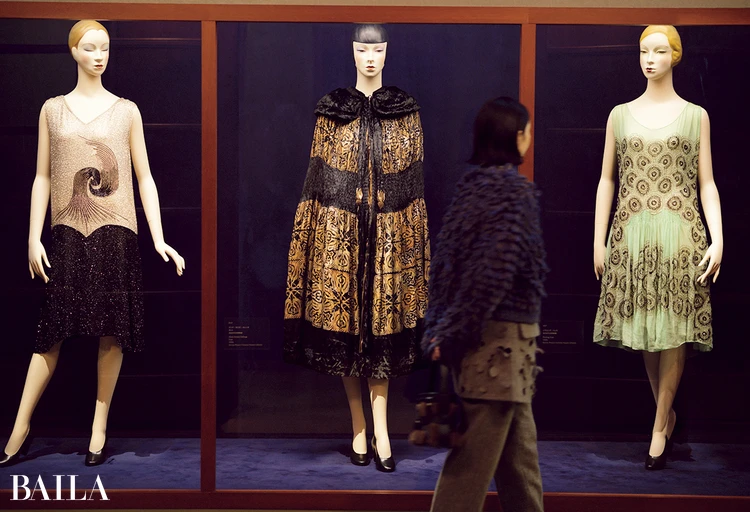 市川紗椰 当時の人々のファッショ ンを展示(ドレス、コートは共立女子大学博物 館蔵)。