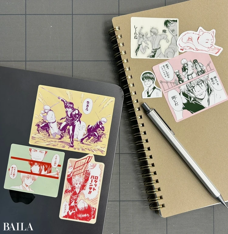 BAILA２・３月合併号の付録『銀魂ステッカー』の名場面をタブレットとノートに貼った様子