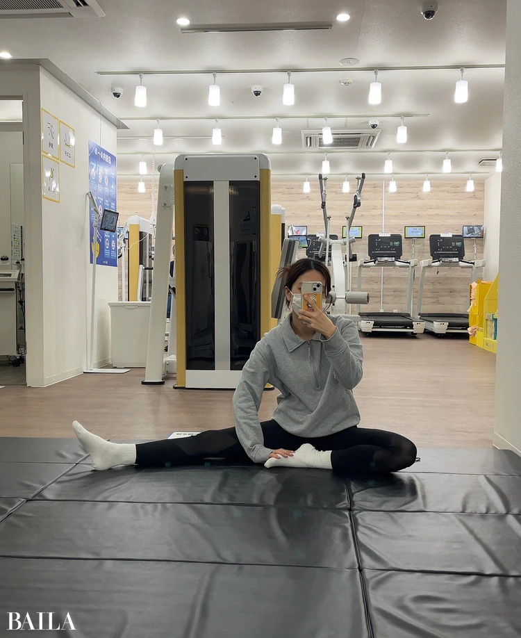 「二の腕に効くマシンを定期的にやったり、余力がある日は太もも、おなかまわりに効くマシンを活用したり。ストレッチは家でもできますが、ジムのほうがマットが柔らかく、より負担なく身体をほぐせるのでおすすめです」(水谷さん)