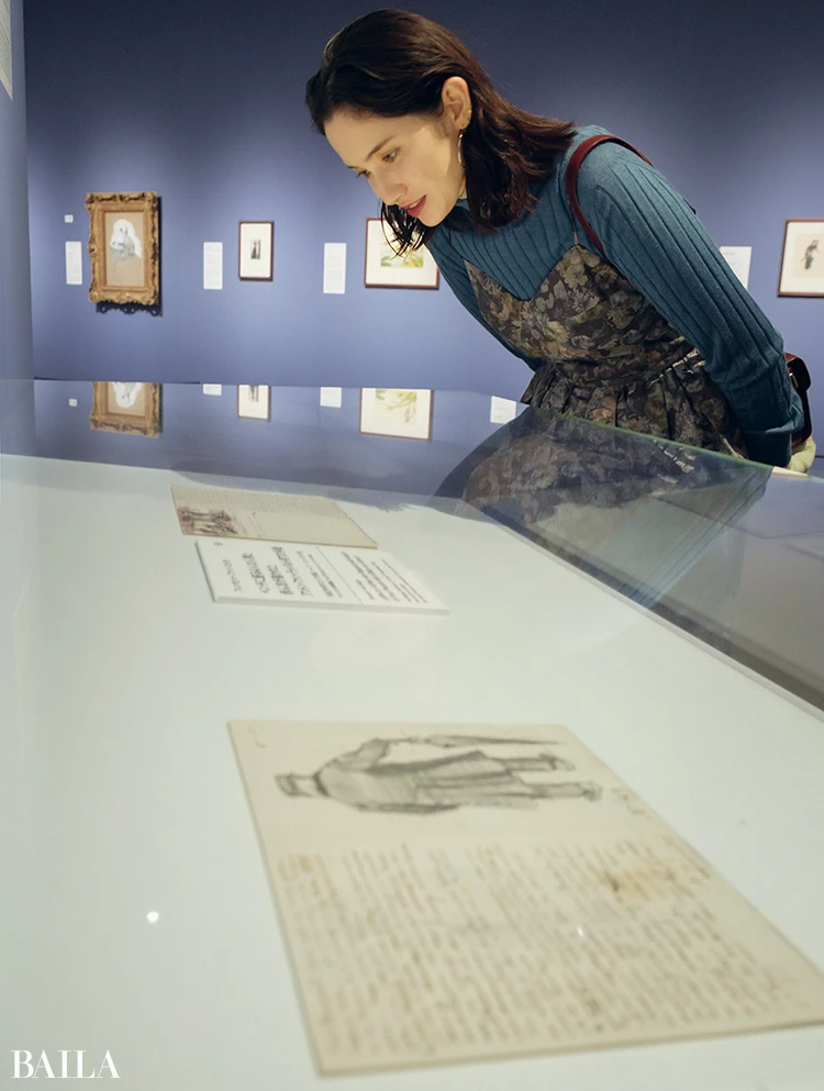 市川紗椰 （手前）フィンセント・ファン・ゴッホ「傘を持 つ老人の後ろ姿が描かれたアントン・ファ ン・ラッパルト宛ての手紙」1882年9月23日頃 （奥）フィンセント・ファン・ゴッホ「ベンチに 座る4人の人物と赤ん坊が描かれたアント ン・ファン・ラッパルト宛ての手紙」 1882年9月12-17日頃