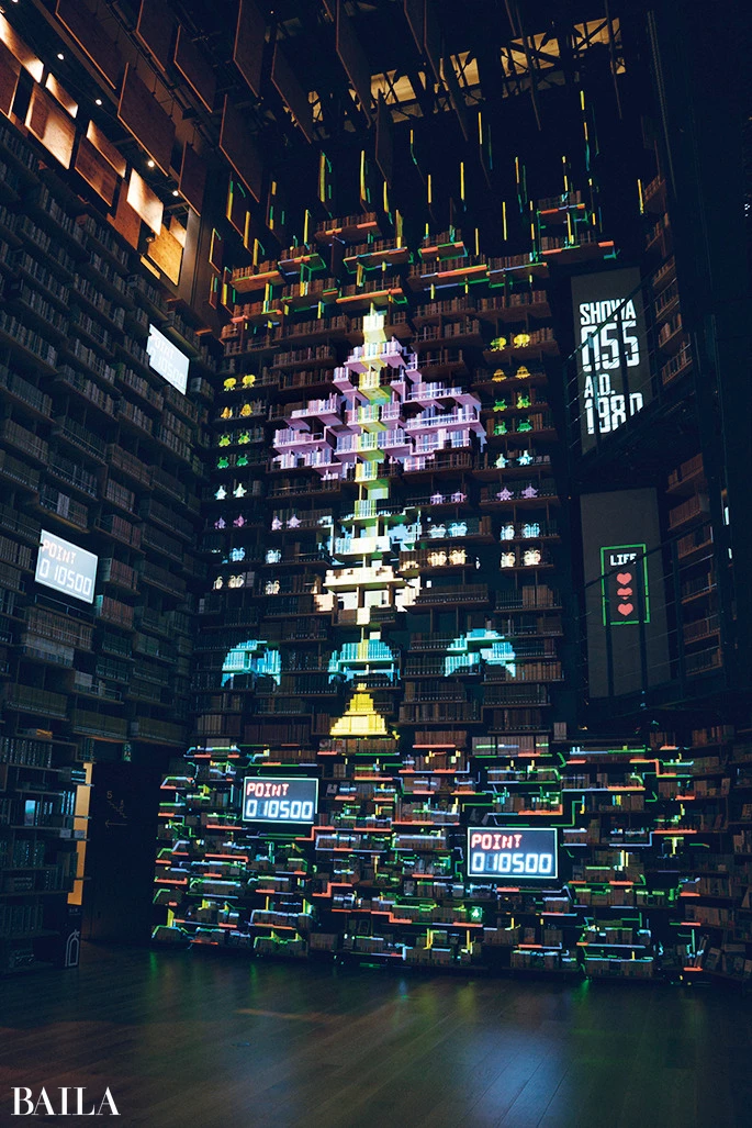 「本棚劇場」では決められた 時間ごとにプロジェクションマッピングを 上映。「昭和100年展」にちなみ、100年前か ら現在の映像を池上彰館長のナレーショ ンとともに　