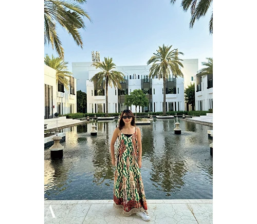 諸田景子さん 普段はなかなか着ない派手柄も海外旅なら自然に写真映え!