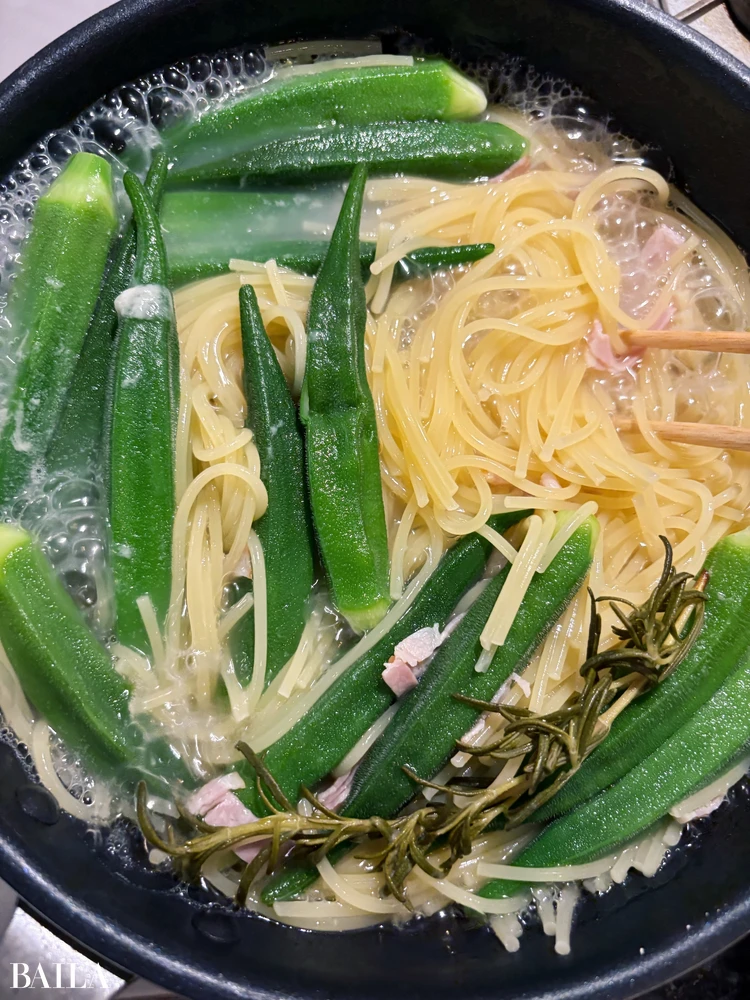 長谷川あかり とろけるオクラのワンパンパスタ 調理手順 オリーブオイルと塩を加え、汁気を飛ばす