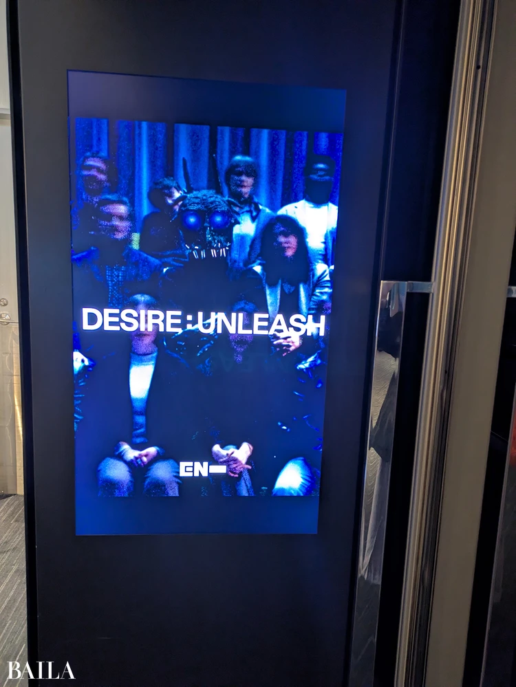 シアター入り口のサインも『DESIRE : UNLEASH』コンセプトシネマのワンシーンに