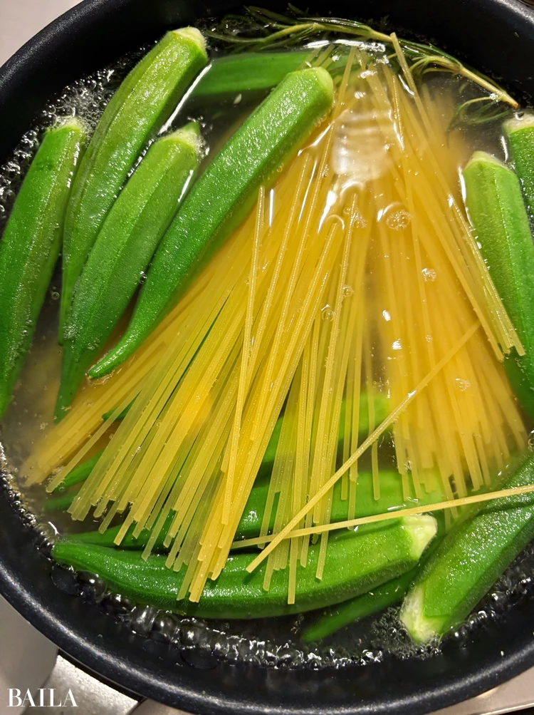 長谷川あかり　とろけるオクラのワンパンパスタ　調理手順　オクラ、ベーコン、パスタを入れて煮る