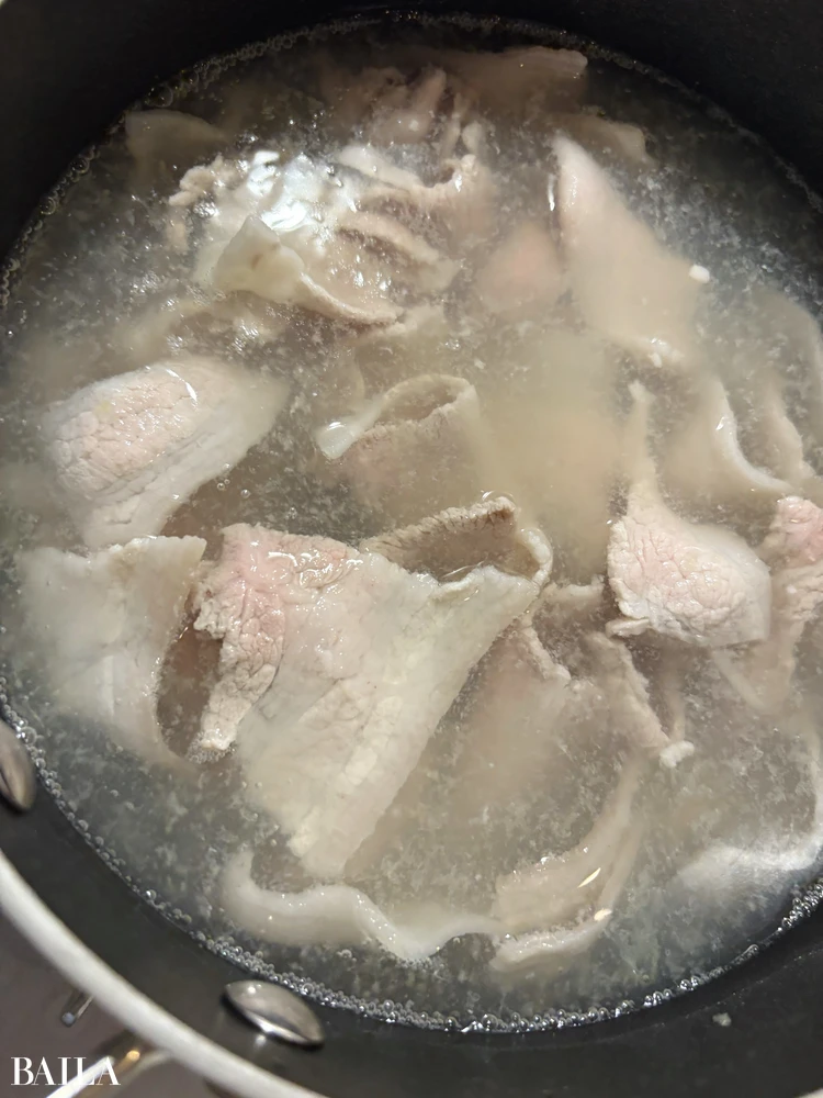 豆もやしのスープかけご飯　豚肉を煮る　調理手順