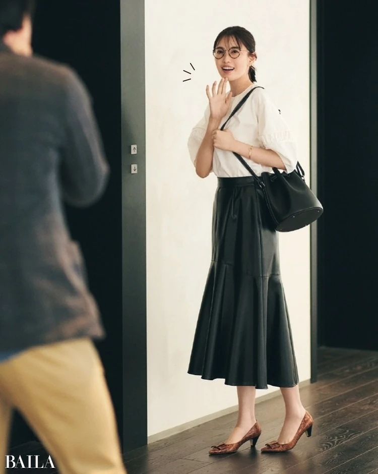 黒レザーのスカートもマーメイド型ならハードになりすぎず、好感アップ。