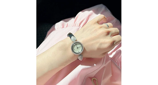 「ブシュロン」のセルパンボエムの時計