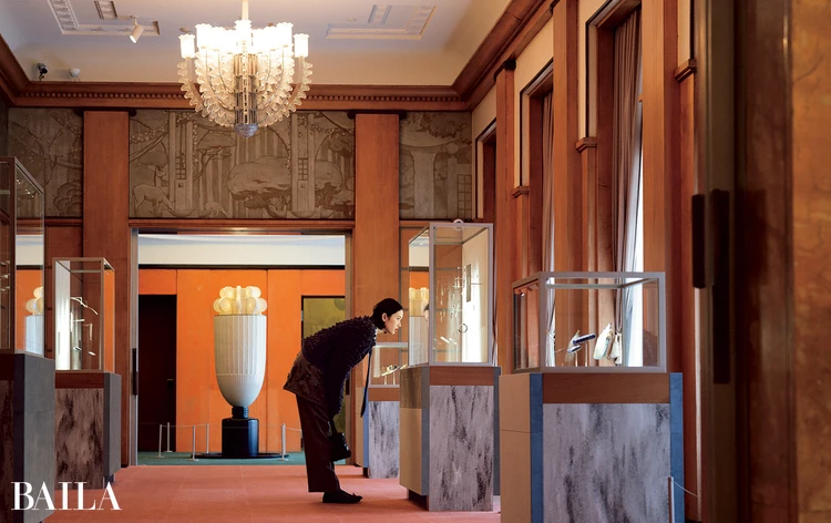 市川紗椰 アール・デコ様式を今に残す旧朝香宮邸、同時代のジュエリーを愛でるのに最高のシチュエーション