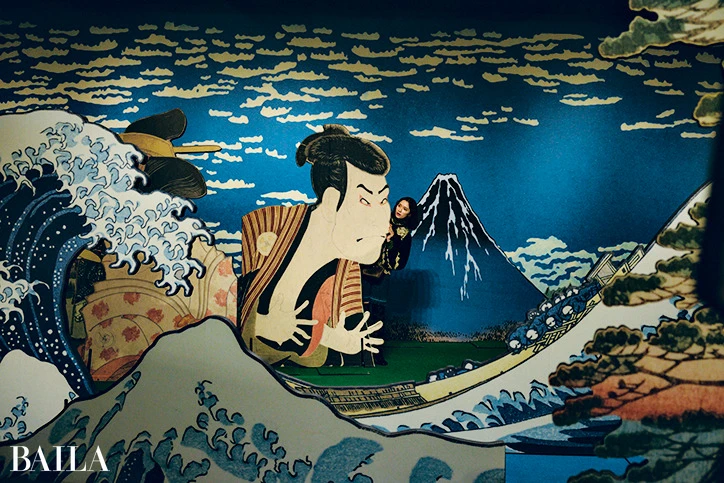 「体感型デジタルアート 劇場　浮世絵 RE:BORN」の入り口にはこ んな浮世絵フォトスポットが。これも＂ア ナログ＂で面白い（笑）