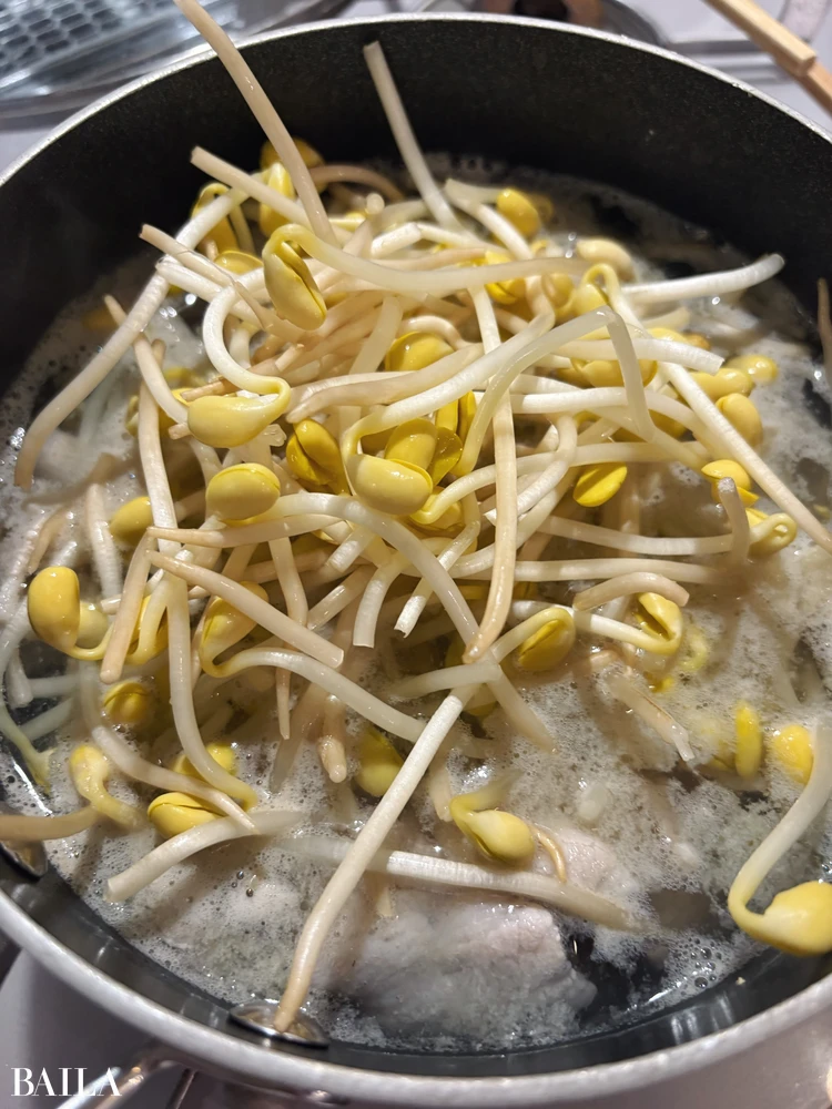 長谷川あかり　豆もやしのスープかけご飯　豆もやしを加えて味付けするところ