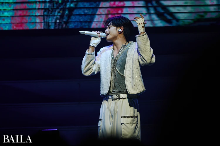 中島健人　真っ白の衣装に身を包んだ中島さんがステージに登場