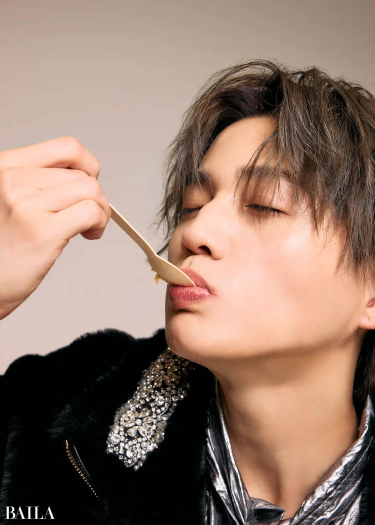 ファンタステックス八木勇征さんが何かを食べている様子